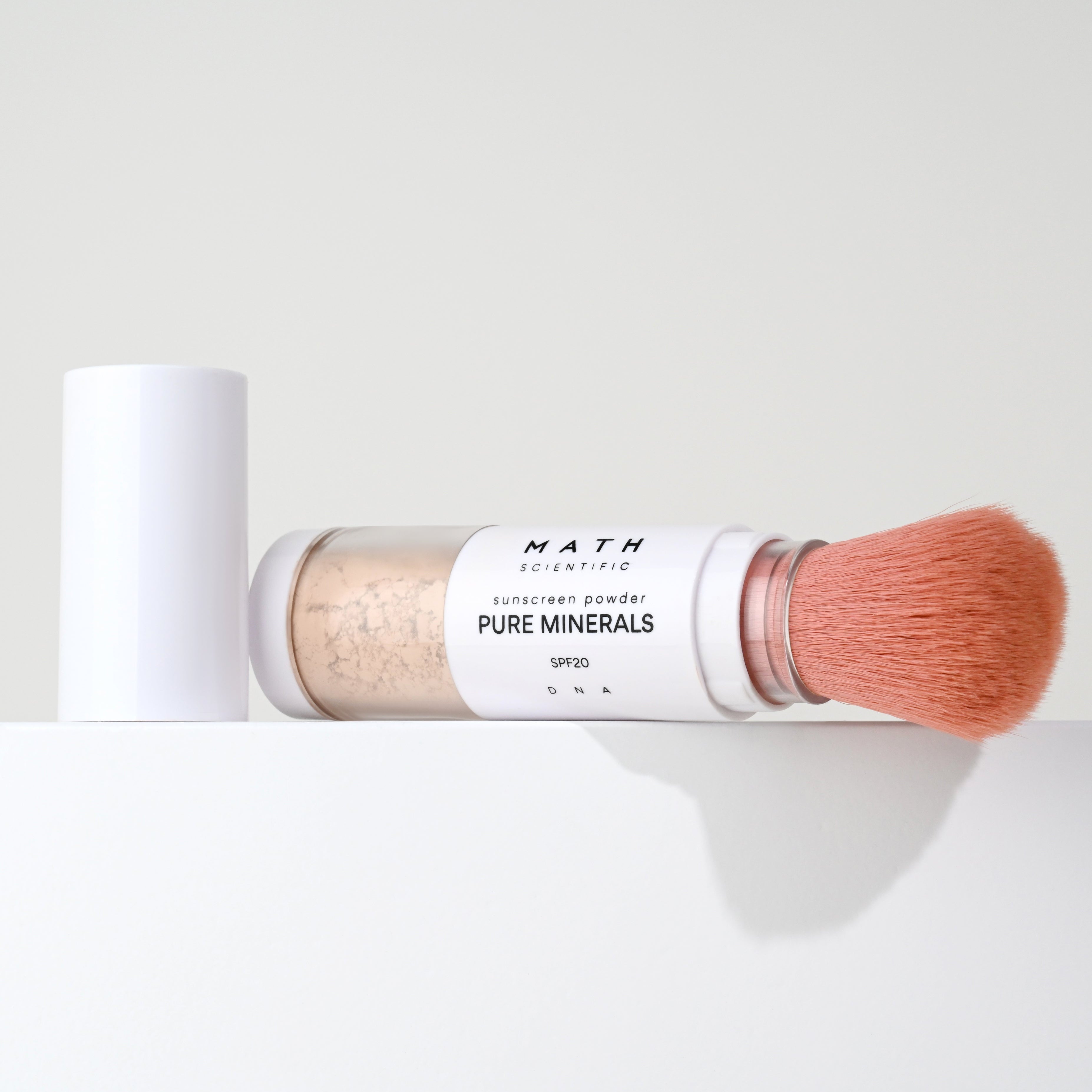 Biri mineralinė pudra-šepetėlis su SPF20 PURE MINERALS